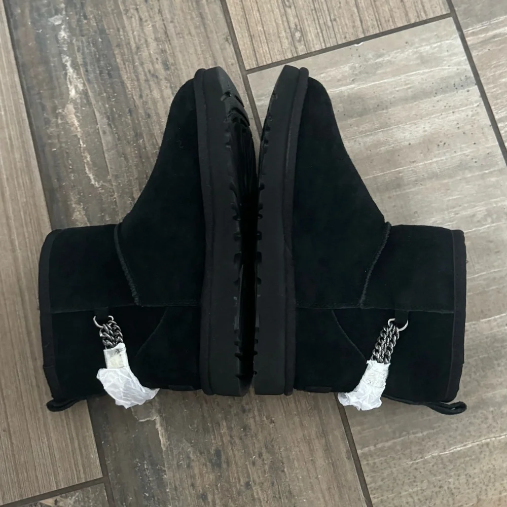 UGG Classic Mini Chains in Black size 6